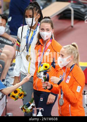 06. AUGUST 2021 - Tokio, Japan: Anouk VETTER aus den Niederlanden, Nafissatou THIAM aus Belgien und Emma OOSTERWEGEL aus den Niederlanden sind die Medaillen in der AT Stockfoto