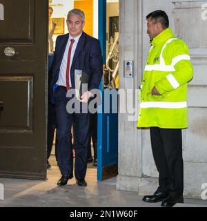 London, Großbritannien. 06. Februar 2023. Steve Barclay, Abgeordneter, Staatssekretär für Gesundheit und Soziales, verlässt das Kabinettsbüro in Whitehall heute Abend nach den Treffen. Es gibt andauernde Streiks von NHS-Krankenschwestern und Krankenwagenpersonal. Kredit: Imageplotter/Alamy Live News Stockfoto