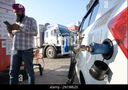 INDIEN, Punjab, Think Gas CNG komprimierte Erdgas Tankstelle, Maruti Suzuki Car, Sikh man mit Handy / INDIEN, Think Gas Tankstelle für CNG komprimiertes Erdgas, Methangas Stockfoto