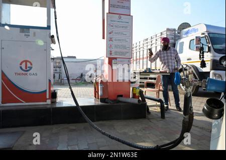 INDIEN, Punjab, Think Gas CNG komprimierte Erdgas Tankstelle, Maruti Suzuki Car, Sikh man mit Handy / INDIEN, Think Gas Tankstelle für CNG komprimiertes Erdgas, Methangas Stockfoto