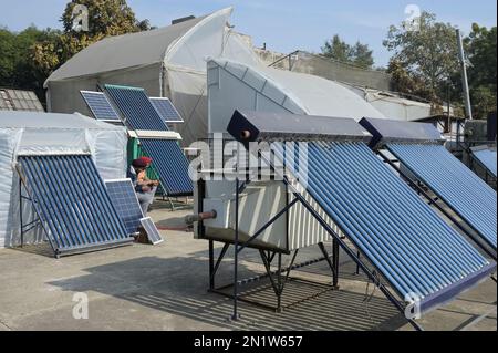 INDIEN, Punjab, Ludhiana, PAU Punjab Agricultural University, Abteilung für ländliche Energie, Solar- und Solarthermie-Anlagen / INDIEN, Punjab, Ludhiana, Punjab landwirtschaftliche Universität, Abteilung ländliche Elektrifizierung, Photovoltaik und Solarthermische Anlagen Stockfoto