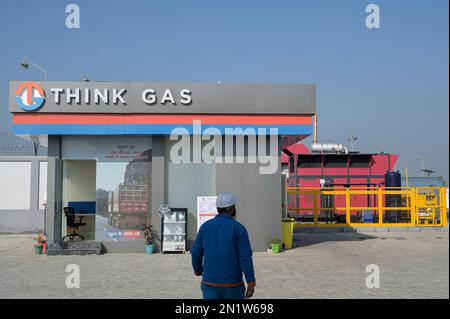 INDIEN, Punjab, Think Gas CNG Compressed Natural Gas Fuel Station / INDIEN, Think Gas Tankstelle für CNG Compression Erdgas, Methangas Stockfoto