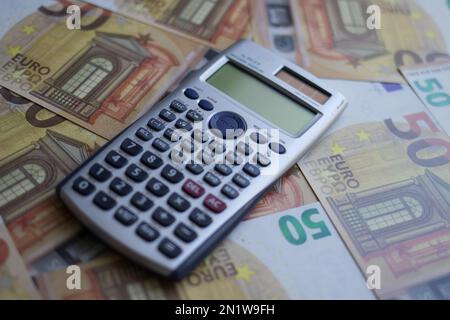 Der Rechner liegt auf 50-Euro-Banknoten Stockfoto