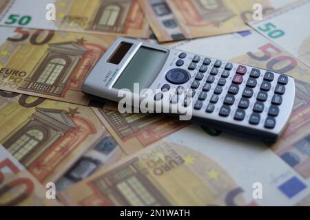 Der Rechner liegt auf 50-Euro-Banknoten Stockfoto