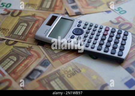 Der Rechner liegt auf 50-Euro-Banknoten Stockfoto