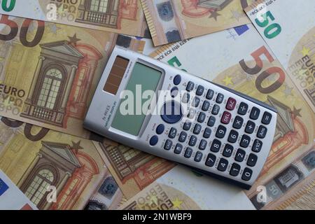 Der Rechner liegt auf 50-Euro-Banknoten Stockfoto