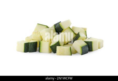 Stücke reifer Zucchini auf weißem Hintergrund Stockfoto