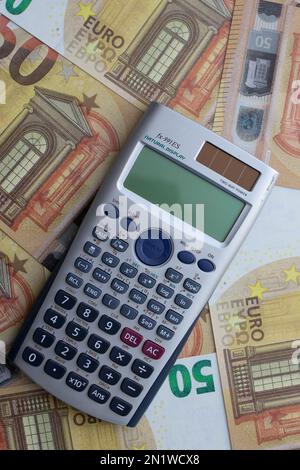 Der Rechner liegt auf 50-Euro-Banknoten Stockfoto