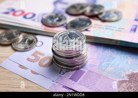 Ukrainisches Geld auf Holzhintergrund, Nahaufnahme. Landeswährung Stockfoto