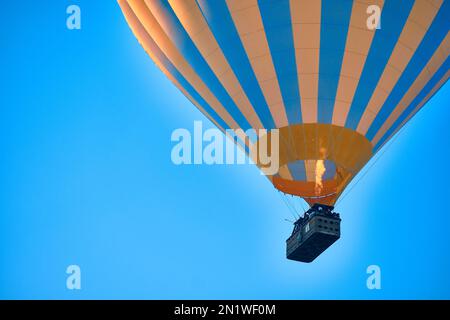 Fliegender Heißluftballon Stockfoto