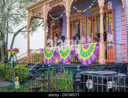 NEW ORLEANS, LA, USA - 2. FEBRUAR 2023: Farbenfrohes historisches Haus im Eastlake-Stil mit Mardi Gras-Dekorationen im Viertel Uptown Stockfoto