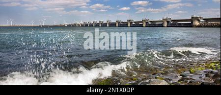 Hochwasserschutz / Oosterscheldekering / Ostschelde Sturmschutz bei Neeltje Jans, Teil der Deltawerke in Zeeland, Niederlande Stockfoto