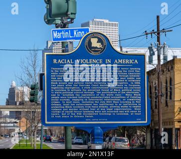 NEW ORLEANS, LA, USA - 5. FEBRUAR 2023: Rassengewalt in Amerika historischer Marker auf dem Oretha Castle Haley Boulevard im Stadtviertel Central City Stockfoto