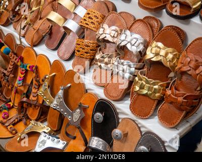 Typische handgemachte marokkanische Flip-Flops in einem Geschäft in Marrakesch Stockfoto