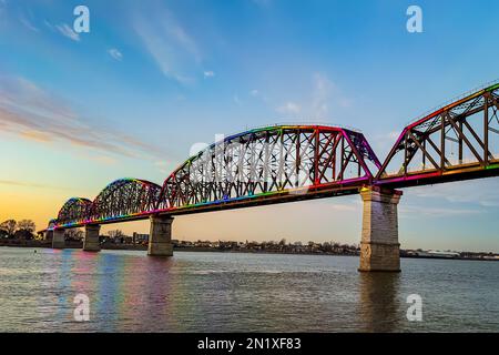 Big Four Bridge über den Ohio River im Waterfront Park zwischen Louisville, Kentucky, und Jeffersonville, Indiana bei Sonnenuntergang Stockfoto