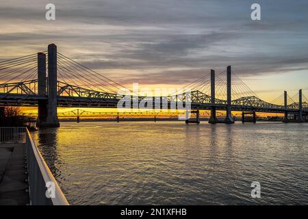 John F. Kennedy Bridge und Abraham Lincoln Bridge über den Ohio River zwischen Louisville, Kentucky und Jeffersonville, Indiana bei Sonnenuntergang. Stockfoto