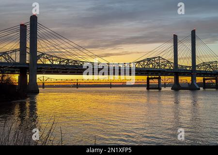 John F. Kennedy Bridge und Abraham Lincoln Bridge über den Ohio River zwischen Louisville, Kentucky und Jeffersonville, Indiana bei Sonnenuntergang. Stockfoto