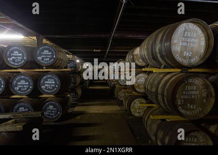 Springbank Distillery Warehouse voll mit gereiften Whiskyfässern, Campbeltown, Argyll und Bute, Schottland, Großbritannien Stockfoto