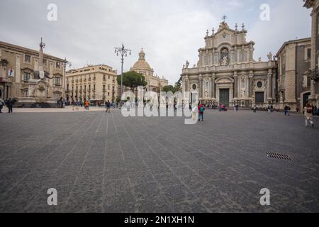 CATANIA, SIZILIEN - 22. APRIL 2019: Piazza del Duomo in Catania mit Menschen an einem Tag mit Wolken Stockfoto