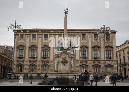 CATANIA, SIZILIEN - 22. APRIL 2019: Piazza del Duomo in Catania mit Menschen an einem Tag mit Wolken Stockfoto
