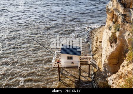 Diese Fischerhütten, die „Carrelets“ genannt werden, sind typisch für die französische Westküste zwischen den Mündern von Loire und Gironde Stockfoto