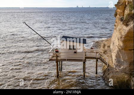 Diese Fischerhütten, die „Carrelets“ genannt werden, sind typisch für die französische Westküste zwischen den Mündern von Loire und Gironde Stockfoto