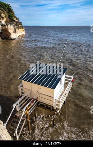 Diese Fischerhütten, die „Carrelets“ genannt werden, sind typisch für die französische Westküste zwischen den Mündern von Loire und Gironde Stockfoto