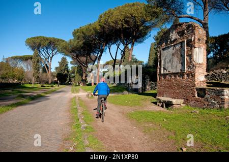 Radtour entlang der Via Appia Antica, auf der rechten Seite das Grab der Söhne von Sextus Pompeji, der Regionalpark Appia Antica, Rom, Latium, Italien Stockfoto