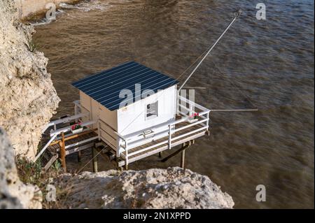 Diese Fischerhütten, die „Carrelets“ genannt werden, sind typisch für die französische Westküste zwischen den Mündern von Loire und Gironde Stockfoto