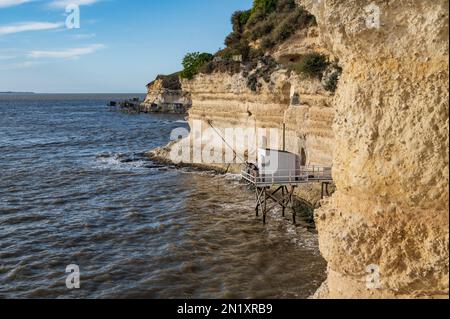 Diese Fischerhütten, die „Carrelets“ genannt werden, sind typisch für die französische Westküste zwischen den Mündern von Loire und Gironde Stockfoto