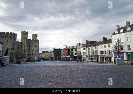 Caernarfon ist eine königliche Stadt in der Grafschaft Gwynedd, Wales. Es ist berühmt für seine mittelalterliche Burg, die von König Edward I zwischen 1283 und 1330 erbaut wurde. Stockfoto