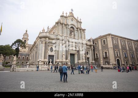 CATANIA, SIZILIEN - 22. APRIL 2019: Die Cattedrale di Sant'Agata auf der Piazza del Duomo in Catania mit Menschen an einem bewölkten Tag Stockfoto