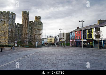 Caernarfon ist eine königliche Stadt in der Grafschaft Gwynedd, Wales. Es ist berühmt für seine mittelalterliche Burg, die von König Edward I zwischen 1283 und 1330 erbaut wurde. Stockfoto