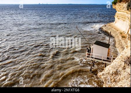 Diese Fischerhütten, die „Carrelets“ genannt werden, sind typisch für die französische Westküste zwischen den Mündern von Loire und Gironde Stockfoto