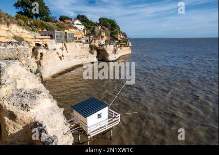 Diese Fischerhütten, die „Carrelets“ genannt werden, sind typisch für die französische Westküste zwischen den Mündern von Loire und Gironde Stockfoto