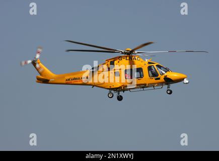 Ein Agusta-Westland AW-169 Air Ambulance verlässt Redhill Aerodrome Surrey England Stockfoto