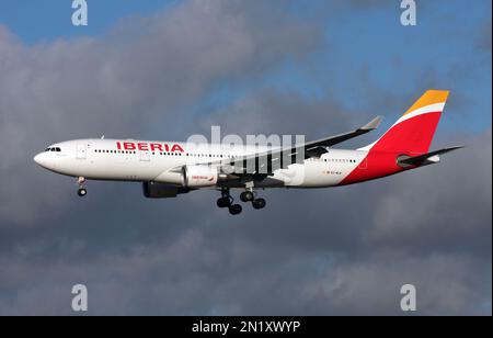 Ein Airbus A330-200 von Iberia, der am Flughafen London Gatwick ankommt Stockfoto