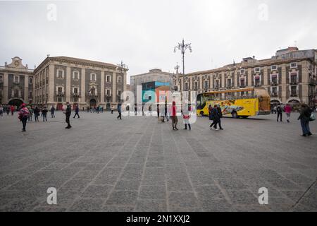 CATANIA, SIZILIEN - 22. APRIL 2019: Piazza del Duomo in Catania mit Menschen an einem bewölkten Tag Stockfoto