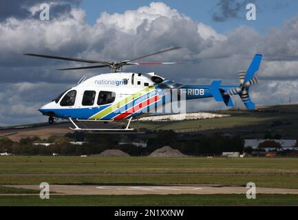 Bell 429 Global Ranger Helikopter für National Grid startet am 29. September 2021 in Shoreham, Brighton City Airport. Südliche Abfahrten und Pylonen nach hinten Stockfoto