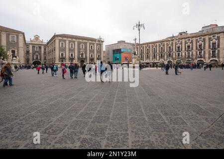 CATANIA, SIZILIEN - 22. APRIL 2019: Piazza del Duomo in Catania mit Menschen an einem Tag mit Wolken Stockfoto