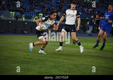 Rom, Italien. 05. Februar 2023. Guinness Six Nations Rugby Champioship, Debüt für Italien und Frankreich auf dem Olimpic Satadium of Rome, der volle Rücken Ange Capuozzo um den Ball, das Fance Team gewann das Spiel mit einem Ergebnis von 24 bei 29. (Foto: Pasquale Gargano/Pacific Press) Kredit: Pacific Press Media Production Corp./Alamy Live News Stockfoto