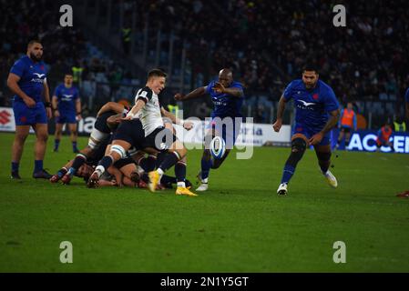 Rom, Italien. 05. Februar 2023. Guinness Six Nations-Debüt für Italien und Frankreich auf dem Olimpic Satadium of Rome, dem Scrum Half Stephen Varney Kampf um den Ball, gewann das Fance-Team das Spiel mit einem Ergebnis von 24 mit 29 Punkten. (Foto: Pasquale Gargano/Pacific Press) Kredit: Pacific Press Media Production Corp./Alamy Live News Stockfoto