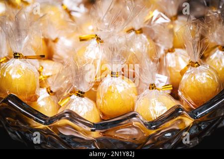 Brasilianische Kokosnussbonbons, karamellisiert und geräuchert, für Hochzeitsfeiern oder Geburtstagspartys von Kindern Stockfoto