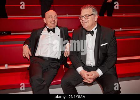 Hamburg, Deutschland. 06. Februar 2023. Die Moderatoren Bernhard Hoëcker (l) und Elton nehmen anlässlich der Aufnahme der 1000. Folge von „Wer weiß denn sowas?“ an einer Fotosession Teil. Im Studio Hamburg. Kredit: Georg Wendt/dpa/Alamy Live News Stockfoto