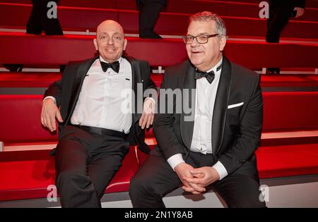 Hamburg, Deutschland. 06. Februar 2023. Die Moderatoren Bernhard Hoëcker (l) und Elton nehmen anlässlich der Aufnahme der 1000. Folge von „Wer weiß denn sowas?“ an einer Fotosession Teil. Im Studio Hamburg. Kredit: Georg Wendt/dpa/Alamy Live News Stockfoto