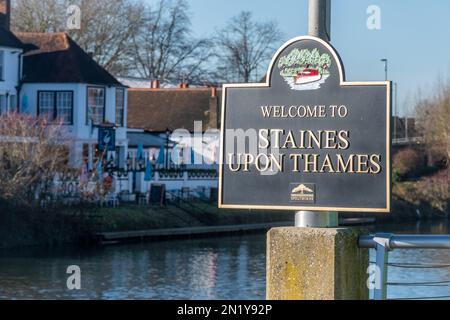 „Welcome to Staines Upon Thames“-Schild am Fluss Themse in Surrey, England, Großbritannien Stockfoto