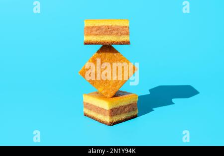 Hausgemachter Apfelkuchen in hellem Licht, minimalistisch auf einem blauen Tisch. Apfelkuchen in abstrakter Form. Stockfoto