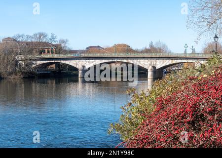 Staines Bridge over the River Thames, Staines-upon-Thames, Surrey, England, Großbritannien, An einem sonnigen Februar-Tag Stockfoto