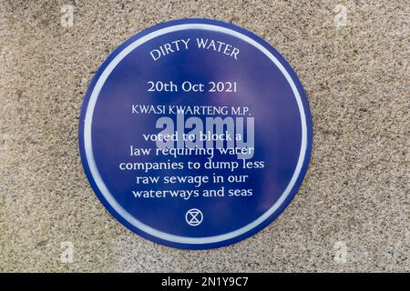 Extinction Rebellion Blue Plaque auf der Staines Bridge über der Themse, Surrey, UK, Dirty Water 20. Oktober 2021, protestiert gegen die Abwasserentsorgung Stockfoto