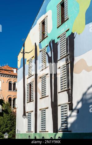 Madrid, Spanien - 10. Oktober 2020: Farbenfrohes modernes Gebäude im traditionellen Stadtviertel Lavapies innerhalb einer Wohnungserneuerung Stockfoto